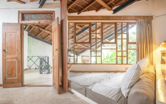 Modern 2-br Art Deco Villa, 800m From the Beach