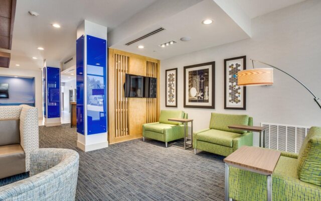 Holiday Inn Express & Suites Denton South by IHG