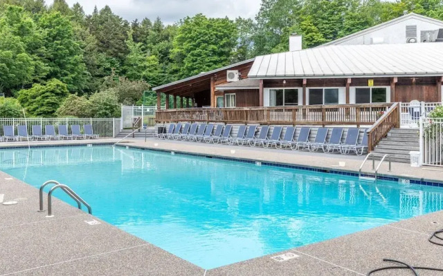 Bridges Circle 2 Bedroom Condo by RedAwning