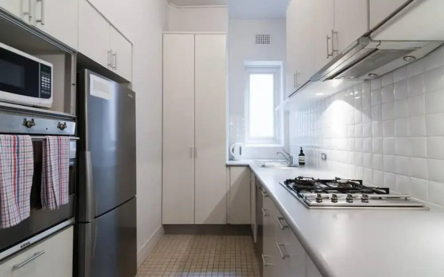 Spacious Art Deco Apartment in Darlinghurst