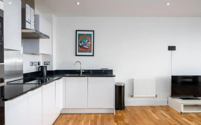 Stunning Riverside View Apartment, near Canary Wharf & O2