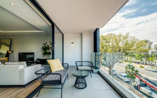 Urban Chic Apartment Close to Waterfront Warwick