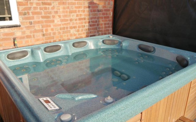 The Shakespeare Lodge - Sleeps up to 12 - HOT TUB