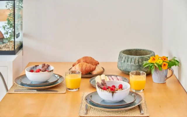 Sunny Renovated Apt With AC, By TimeCooler