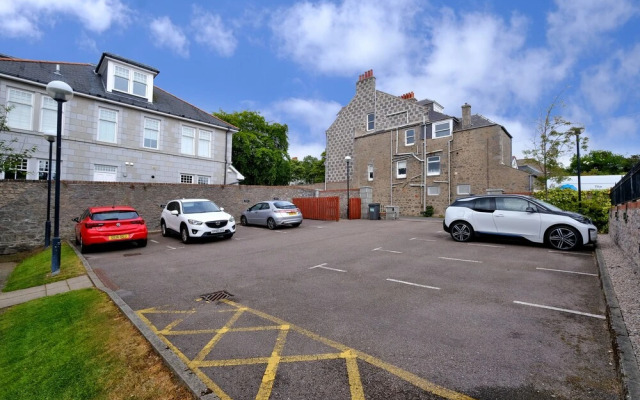 Sensational Aberdeen Home With Furnished Balcony