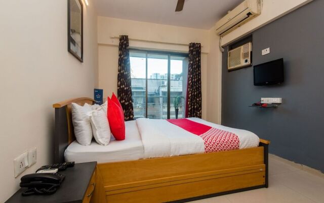 OYO 12082 Om Apartment