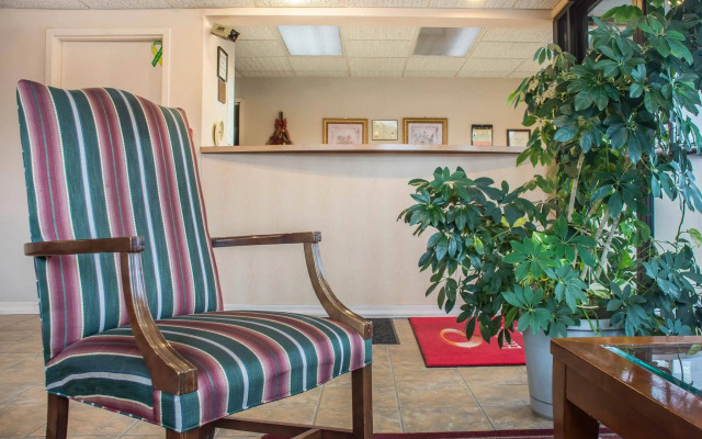 Econo Lodge Dewitt I-90