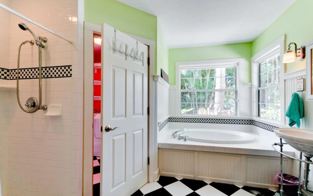 Captain's Quarters Spinnakers - 202 - 56th 1