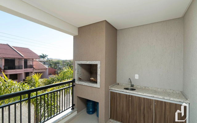 Apartamento com 03 dormitórios meia quadra do mar