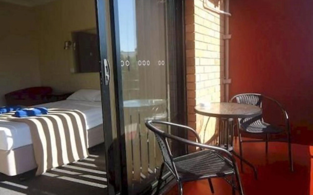 Kingsford Riverside Inn
