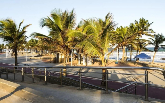 Flat na Praia de Itapuã no Térreo com AR-Condicionado - SEM TAXAS