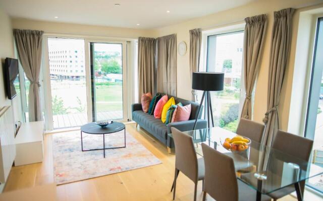 Thames View 2 Bed Apartment With Balcony