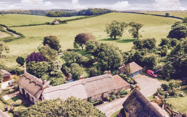 Stunning 3-bed Thatched Cottage in Dorset