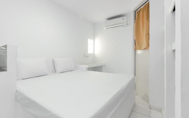RedDoorz near Margo City – Guest Rooms – Depok