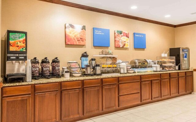 Comfort Inn & Suites East Moline near I-80