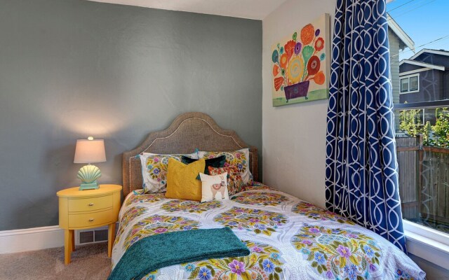 Queen Anne Bungalow - Two Bedroom Home