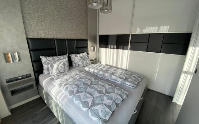 Noir Silvery Apartman