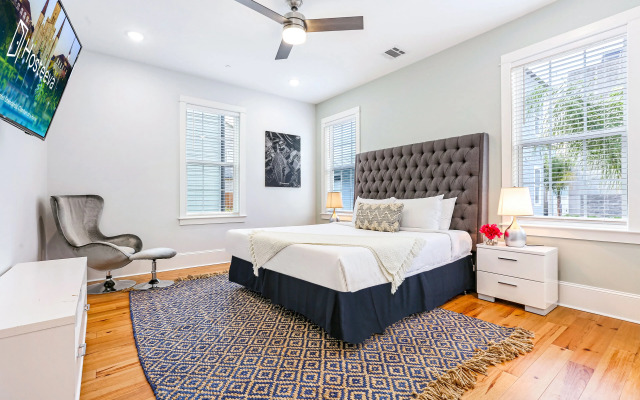 Spacious 5BR Urban Retreat with Balcony & Pool