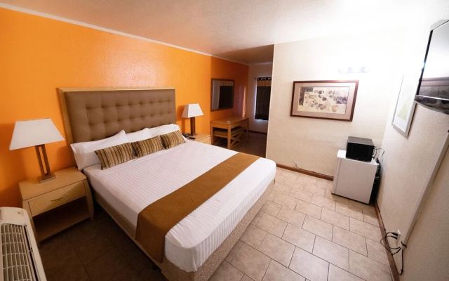 Stockton Travelers Motel - фото 4