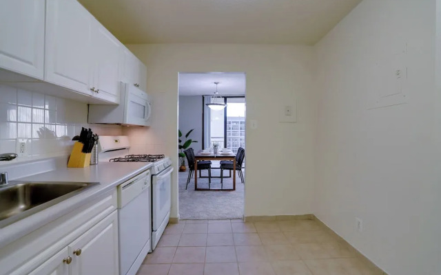 Modern Spacious Apt Crystal City