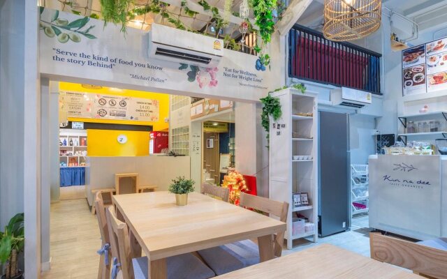 Kinnon Deluxe Hostel Coworking Cafe