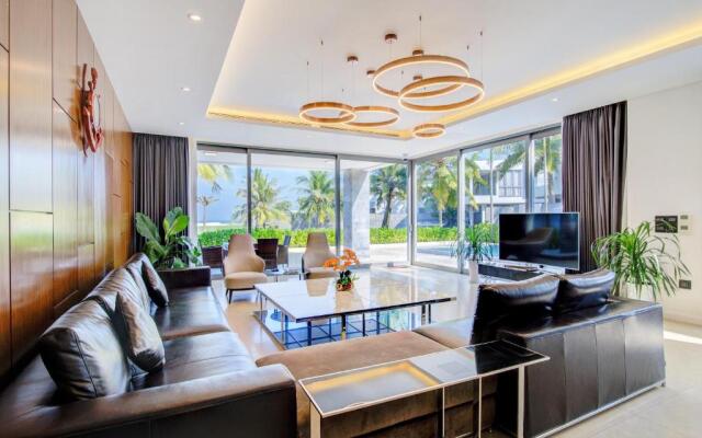 Five Stars 5 Bedrooms And 1 Movie Room Beachfront