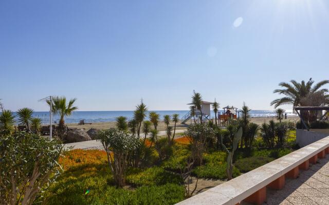 Mackenzie Castella Beachfront Suite