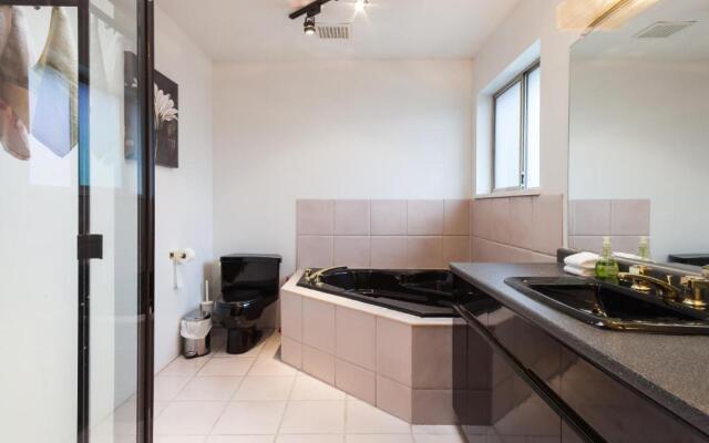 Convenient to Attractions & Close To Airport