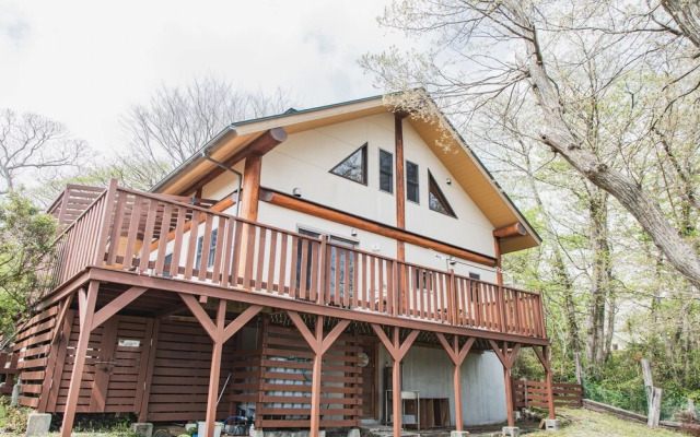 Izu House Luxury Log with Cozy Fireplace