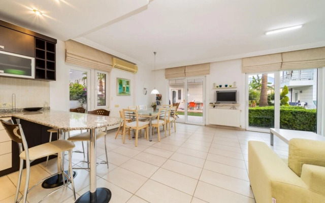 Central Villa With Garden and Pool in Kemer