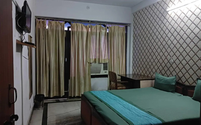 OYO HOME 70100 The Wood Inn