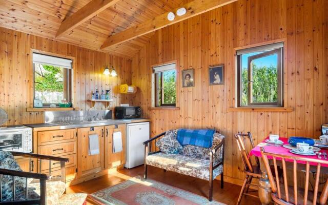 Seaside Log Cabin, Carna