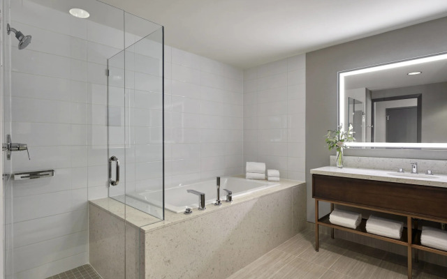 Sheraton Vancouver Guildford Hotel