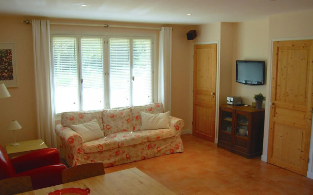 Lovely Country Cottage in Valreas with Swimming Pool