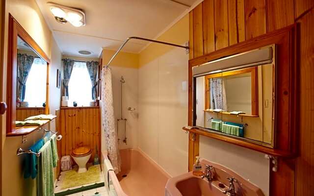 Blue Wren Riverside Cottage