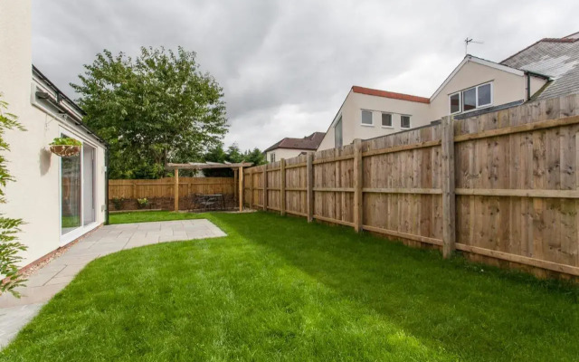 Superb Detached Coach House in Peaceful Location!