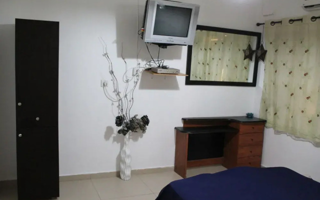 Zimmer Dora Dead Sea