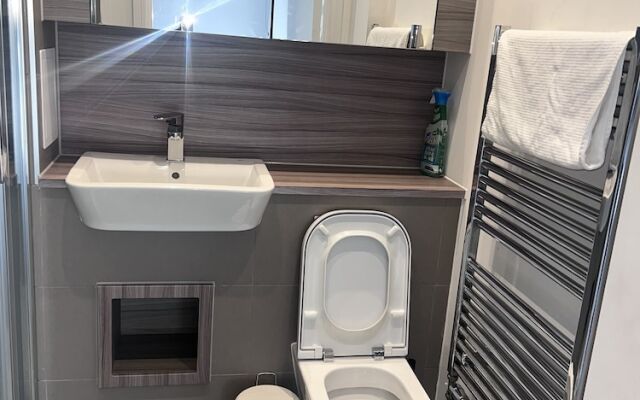 Lovely 1-bedroom With Private Balcony Near Barking