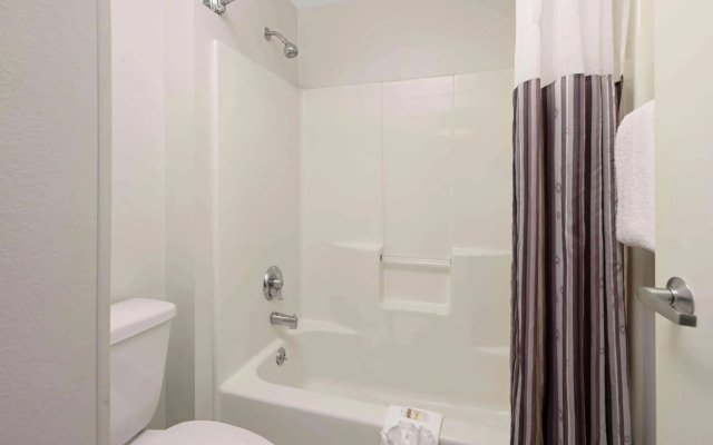 Hometowne Studios & Suites By Red Roof Washington