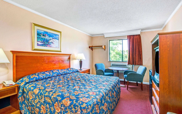 Red Roof Inn Suffolk