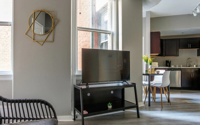 Large 2BR Apt Near Perk Plaza