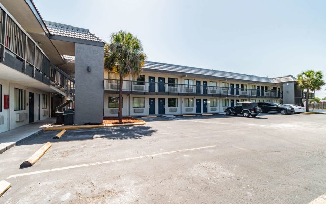 Motel 6 Tampa, FL