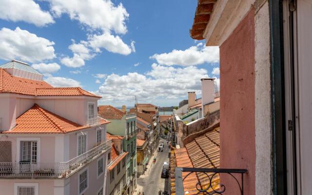 ALTIDO Stylish 2-bed Apt with balcony in Lapa, 5mins to National Museum of Ancient Art