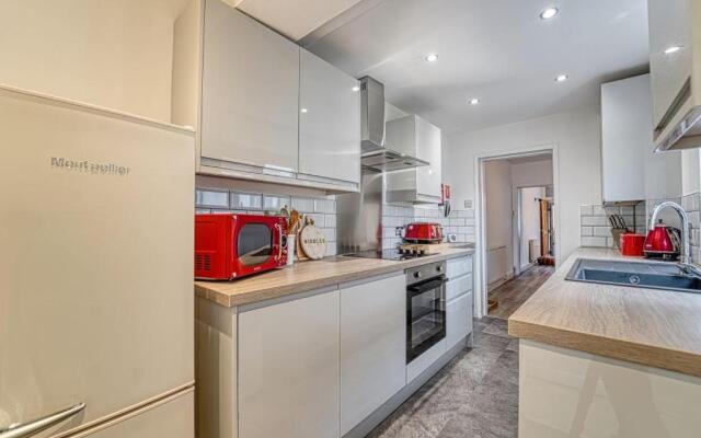 Stylish 2 Bedroom House with Patio