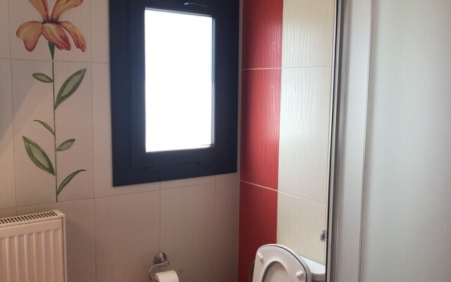 Charming 2-bed House in Kallithea