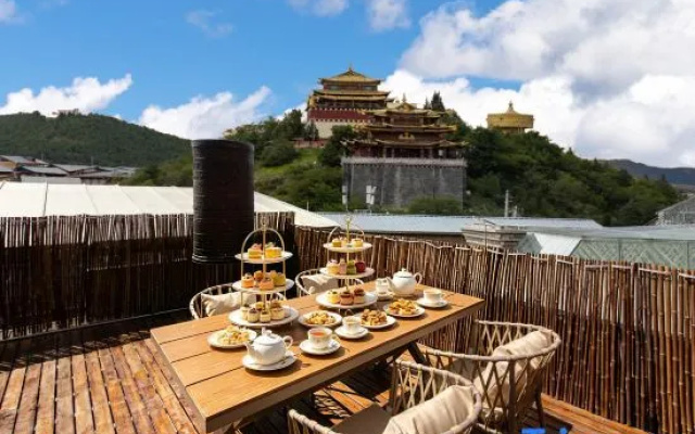 Guilan Above Cloud | Designer  Cloud Dress Boutique Stay with View in Dukezong Ancient Town – Outside – Shangri-La