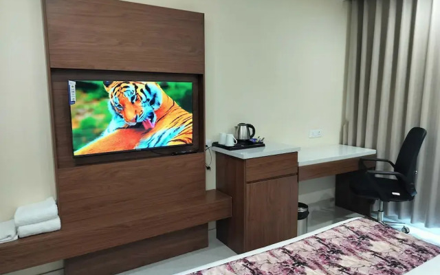 Hotel Luxe Opera NH8 - 7km from IGI Delhi Airport