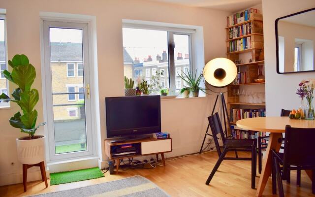 2 Bedroom Flat With Balcony in Homerton