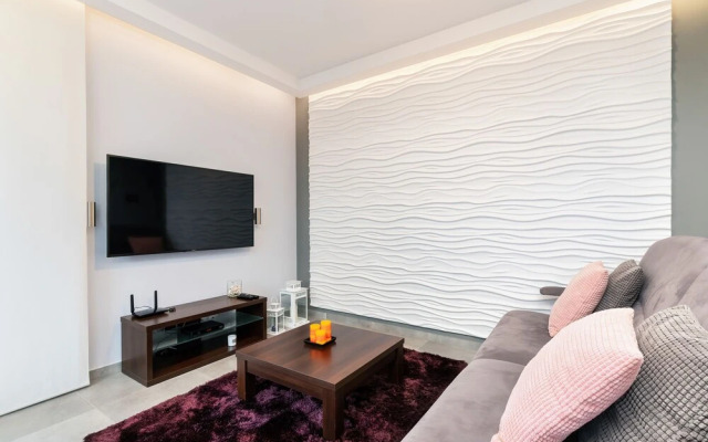 City and Sea View Apartment by Renters