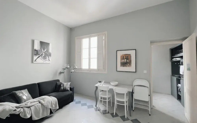 Spacious 1BR Apartment on Charming Street